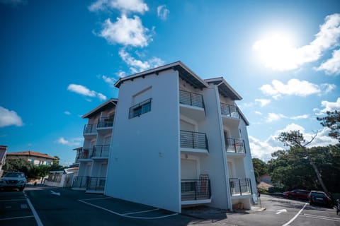 Property building, Day, Balcony/Terrace, Balcony/Terrace, Parking