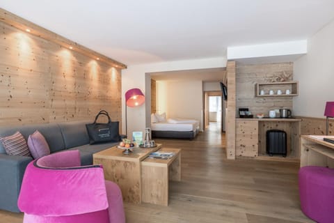 Bed, TV and multimedia, Living room, Photo of the whole room, Seating area