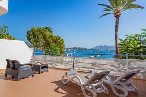 View (from property/room), Balcony/Terrace, Sea view, sunbed