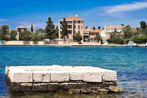 Property building, Day, Sea view, Location