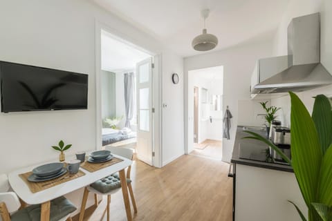 TV and multimedia, Kitchen or kitchenette, Living room, Photo of the whole room, Seating area