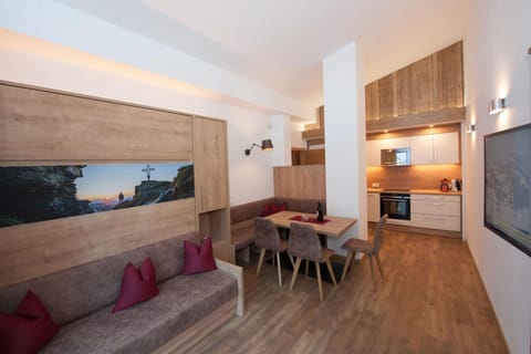 Coffee/tea facilities, Kitchen or kitchenette, Living room, Seating area, Dining area