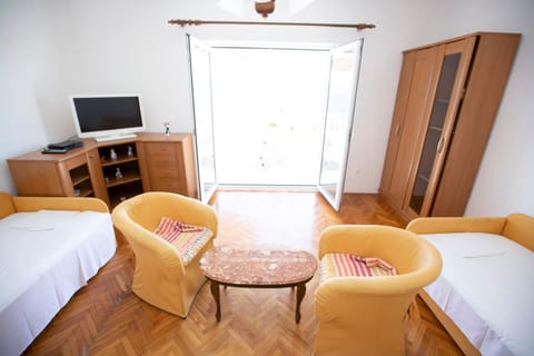 Communal lounge/ TV room, TV and multimedia, Living room, Seating area