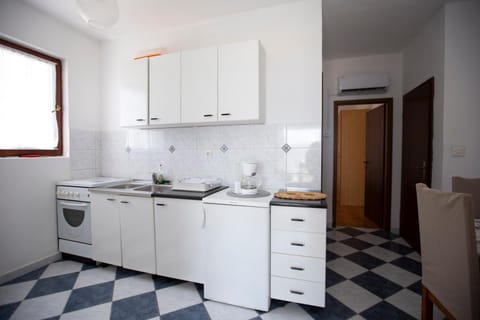 Kitchen or kitchenette, Communal kitchen