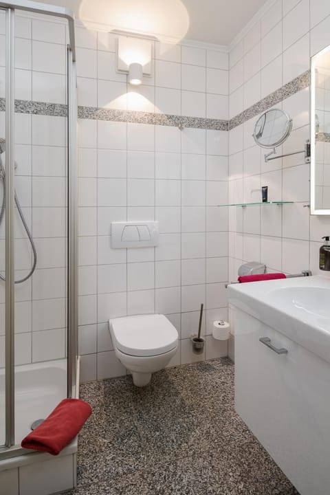 Shower, Toilet, Bathroom, towels