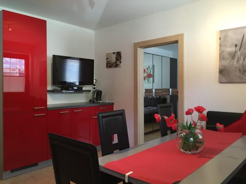 TV and multimedia, Kitchen or kitchenette, Living room, Decorative detail, Seating area, Dining area
