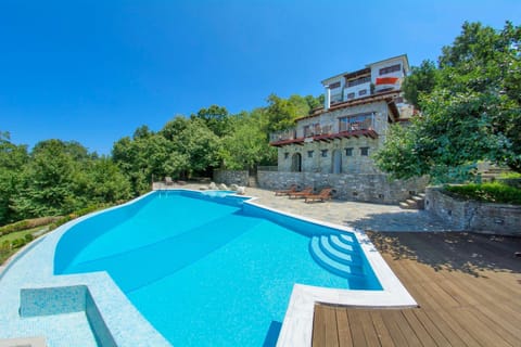 Property building, Day, Swimming pool, sunbed