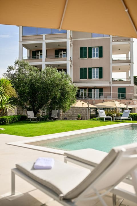 Property building, Day, Garden, Garden view, Pool view, Swimming pool, sunbed