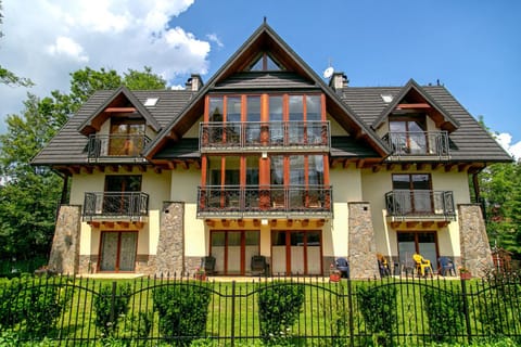Property building, Facade/entrance, Day, Neighbourhood, Natural landscape, Summer, Garden, Balcony/Terrace, Floor plan, On site, Garden view