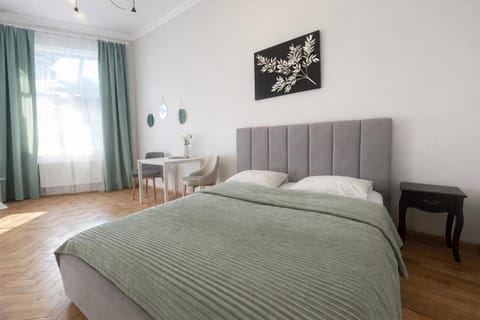 Bed, Photo of the whole room, Seating area, Bedroom