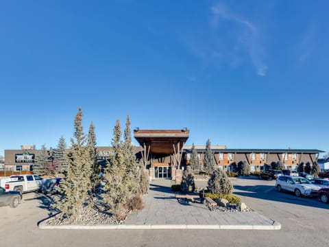 Property building, Facade/entrance, View (from property/room), Food and drinks, Animals, Food, Pets, Street view, Meals, Breakfast, American breakfast, Lunch, Dinner, Drinks, Alcoholic drinks, Non alcoholic drinks