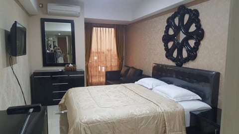 Bed, TV and multimedia, Photo of the whole room, Bedroom