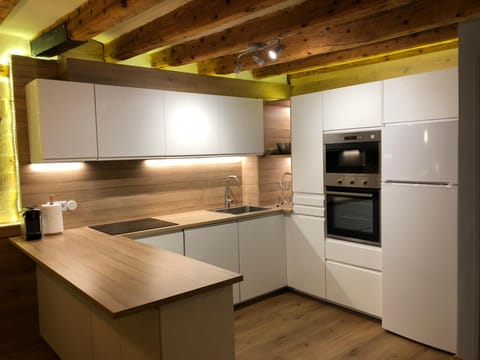 Coffee/tea facilities, Kitchen or kitchenette, dishwasher, oven, stove, toaster