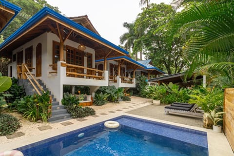 Property building, Garden, Garden view, Pool view, Swimming pool, sunbed