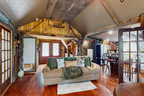 Walk to Trails and Fishing Spots! Lake Ozark Escape Apartment in Village Four Seasons