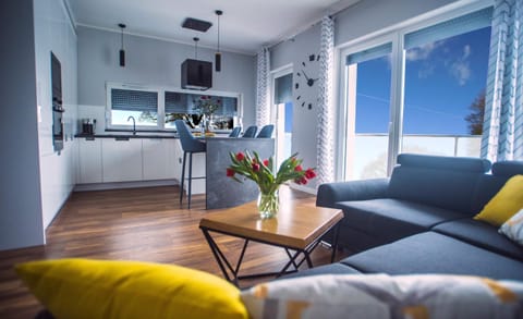 Bed, Living room, Lounge or bar, Seating area, Drinks