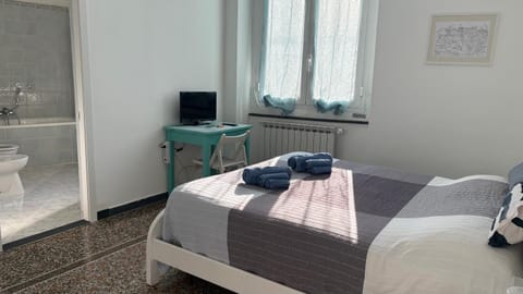 Bed, Bathroom, TV and multimedia, Photo of the whole room, Bedroom, towels