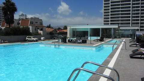 Property building, Day, Pool view, Swimming pool, Parking, sunbed