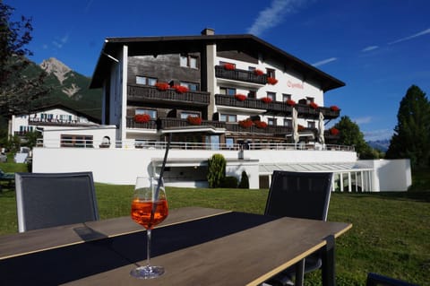 Property building, Garden, Alcoholic drinks