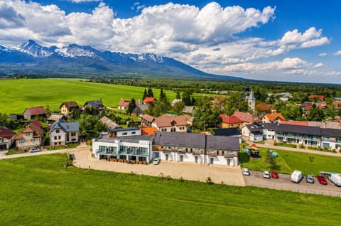 Nearby landmark, Spring, Day, Neighbourhood, Bird's eye view, Mountain view, Street view, Location, Parking
