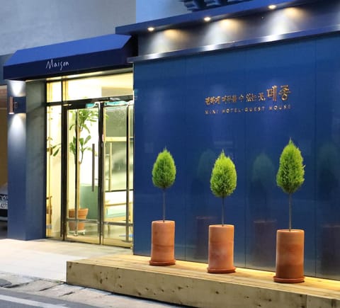 Facade/entrance