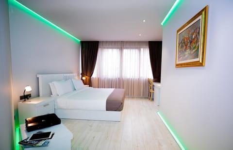 Bed, Day, Photo of the whole room, Decorative detail, Bedroom, On site, Street view