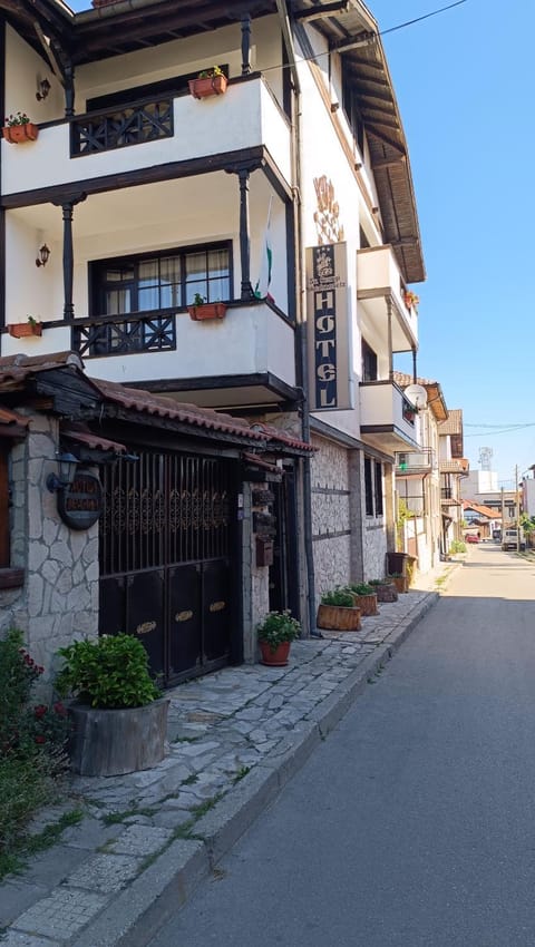 Property building, Street view, Location