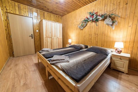 Bed, Other, Photo of the whole room, Decorative detail, Decorative detail