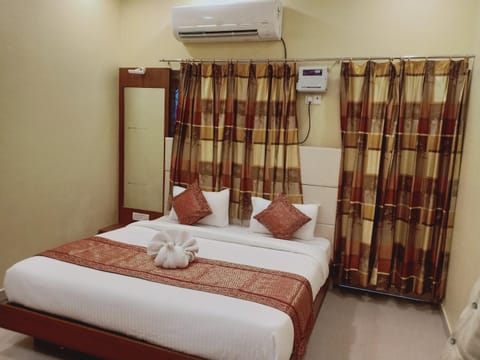 Bed, Photo of the whole room, Bedroom, wardrobe, air conditioner