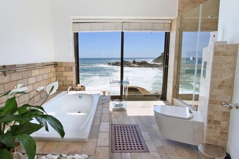 Bathroom, Sea view