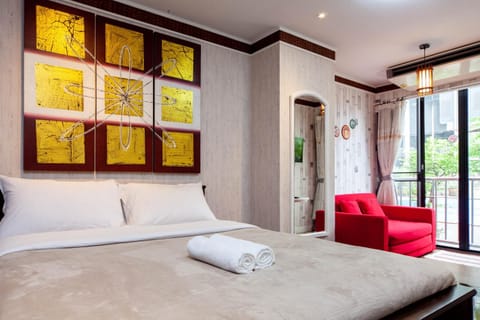 Bed, Living room, Photo of the whole room, Seating area, Bedroom, towels