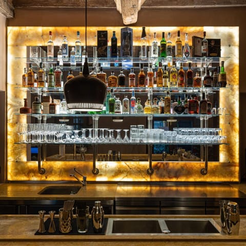 Restaurant/places to eat, Lounge or bar