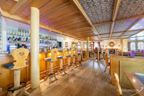 Restaurant/places to eat, Lounge or bar, Alcoholic drinks