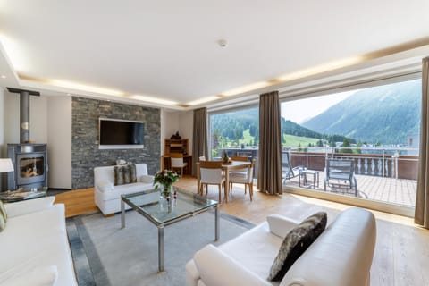 Natural landscape, TV and multimedia, View (from property/room), Balcony/Terrace, Living room, Photo of the whole room, Seating area, Dining area, Mountain view, fireplace