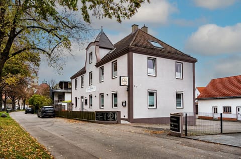 Property building, Neighbourhood, Street view, Location, Parking