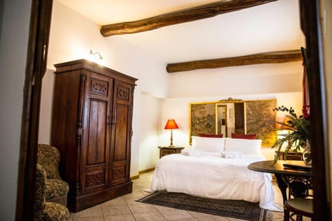 Photo of the whole room, Garden view