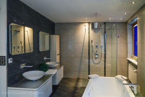 Shower, Bathroom, towels