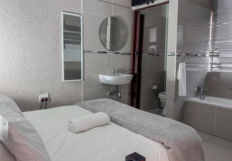 Toilet, Bed, Bathroom, Bath