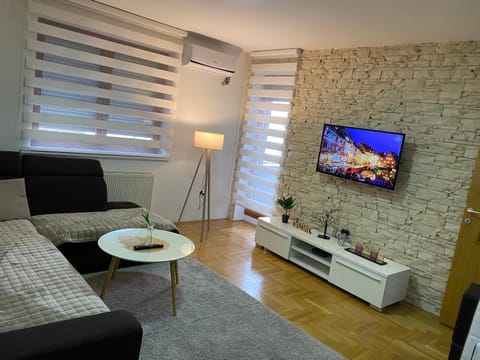 TV and multimedia, Living room, Seating area, Evening entertainment