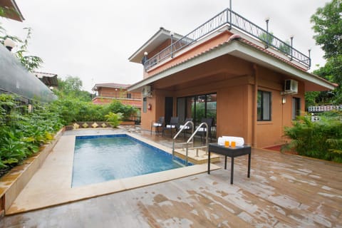 Property building, Patio, Day, Garden, View (from property/room), Balcony/Terrace, Garden view, Pool view, Swimming pool, sunbed
