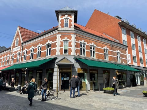 Facade/entrance