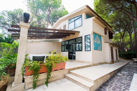 Property building, Facade/entrance, Garden