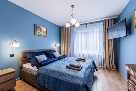 Bed, TV and multimedia, Photo of the whole room, Bedroom, towels
