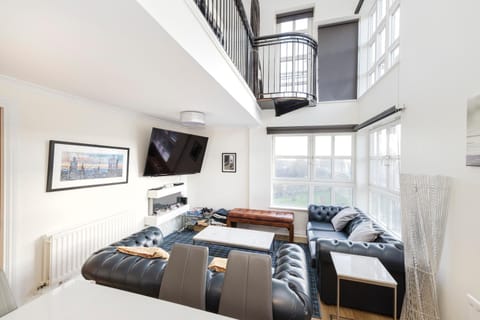 TV and multimedia, Living room, Seating area, Dining area