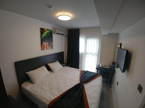 Bed, TV and multimedia, Photo of the whole room, Bedroom