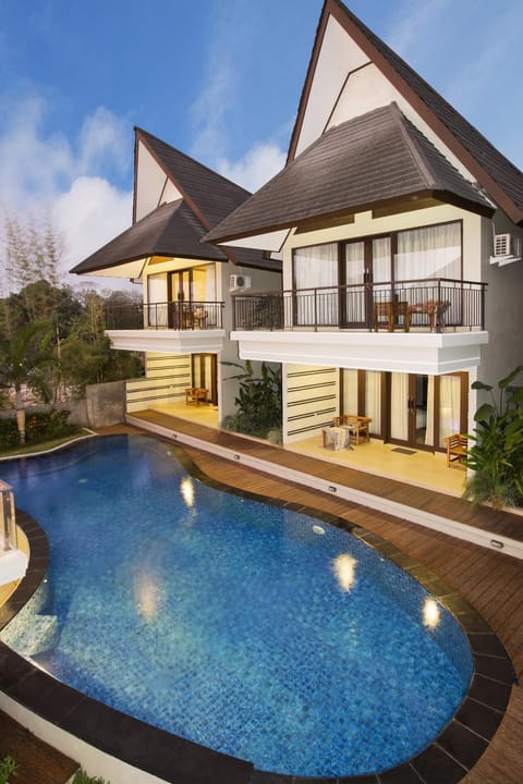View (from property/room), Decorative detail, Swimming pool, Swimming pool