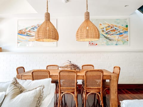 Nightclub / DJ, Living room, Lounge or bar, Dining area