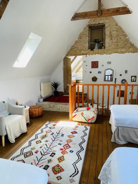 Le Manoir des Doyens Loft - Sleeps 8 - D-Day Museum on-site - Ten Minute Walk to Commonwealth Cemetery! Bed and Breakfast in Bayeux