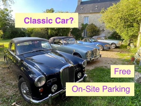 Le Manoir des Doyens Loft - Sleeps 8 - D-Day Museum on-site - Ten Minute Walk to Commonwealth Cemetery! Bed and Breakfast in Bayeux