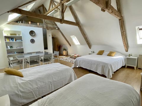 Le Manoir des Doyens Loft - Sleeps 8 - D-Day Museum on-site - Ten Minute Walk to Commonwealth Cemetery! Bed and Breakfast in Bayeux
